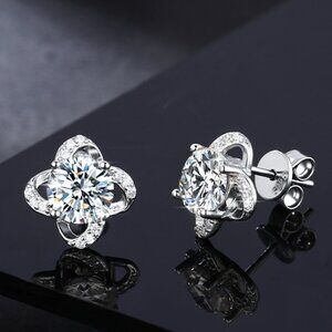 💎 NEW Certified Dazzling 1ctw Lucky Clover Moissanite Stud Earrings S925